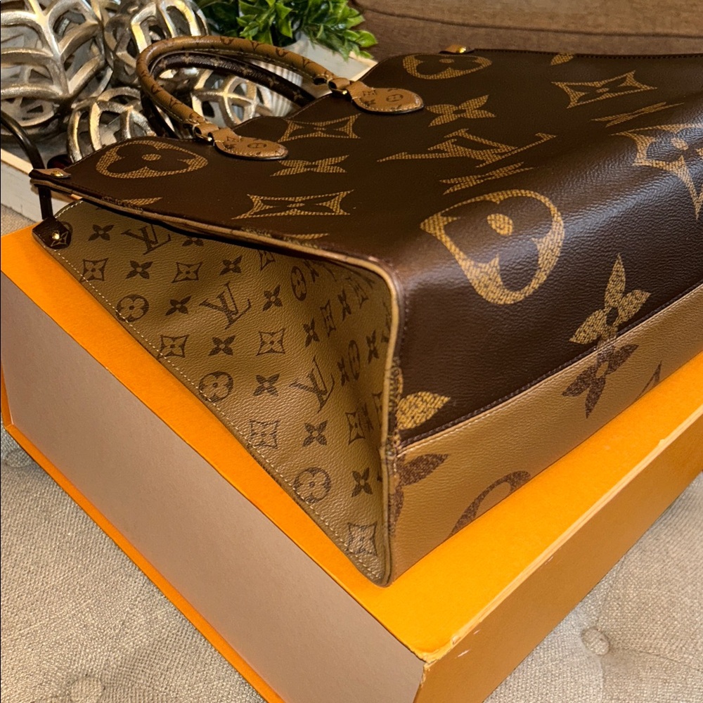 Louis Vuitton Onthego GM shoulder bag - Picture 8 of 16